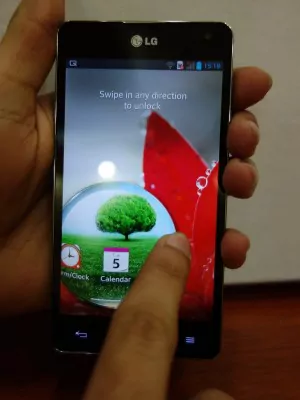 4- LG Optimus G- Cool home screen preview bubble when you swipe to unlock the phone